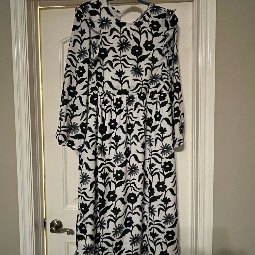 Elegant Black and White Floral Long Sleeve Dress